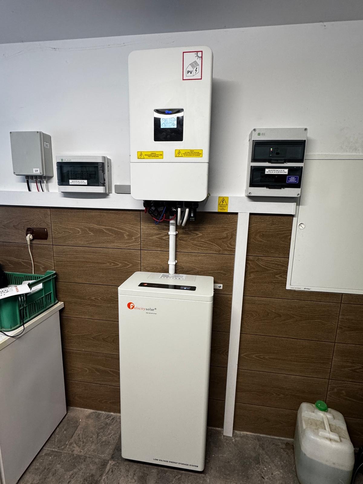 Magazyn energii i falownik hybrydowy